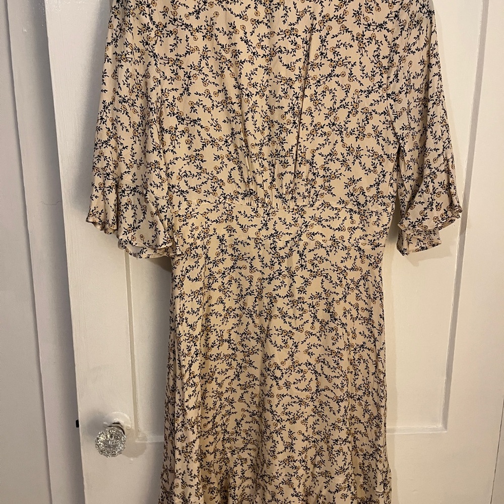 Cupcakes and cashmere Floral V-Neck Dress - Picture 7 of 11